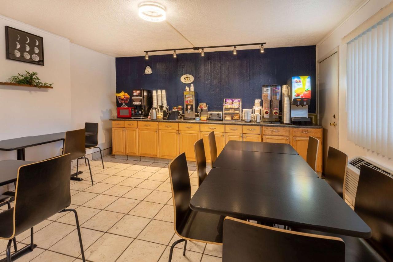 Hotel Super 8 By Wyndham Wooster Esterno foto