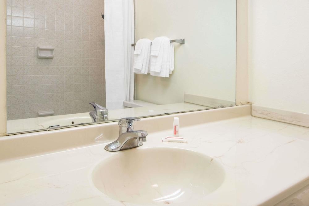 Hotel Super 8 By Wyndham Wooster Esterno foto